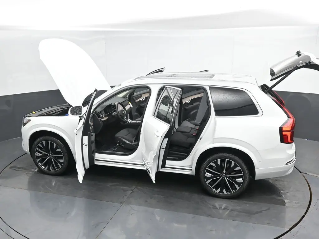 2025 Volvo - image 52