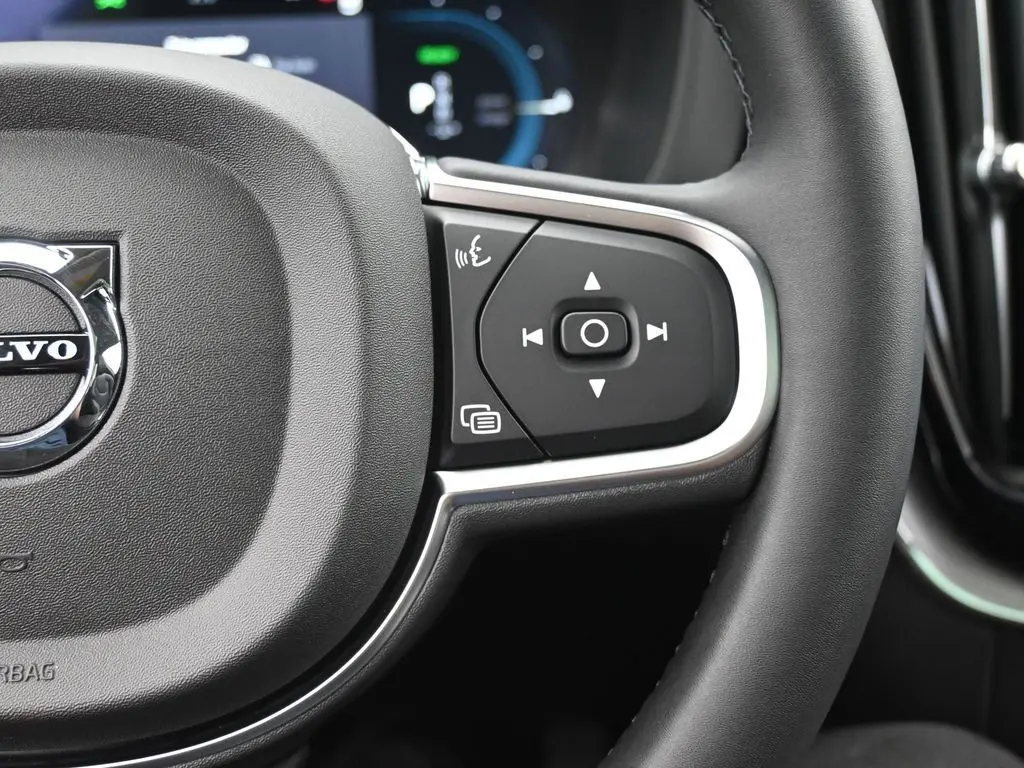 2025 Volvo - image 11