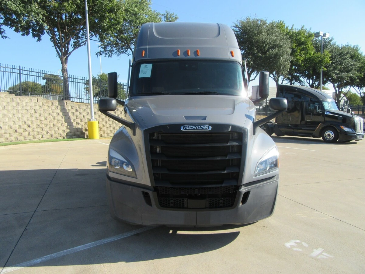 2021 Freightliner Cascadia — photo 7