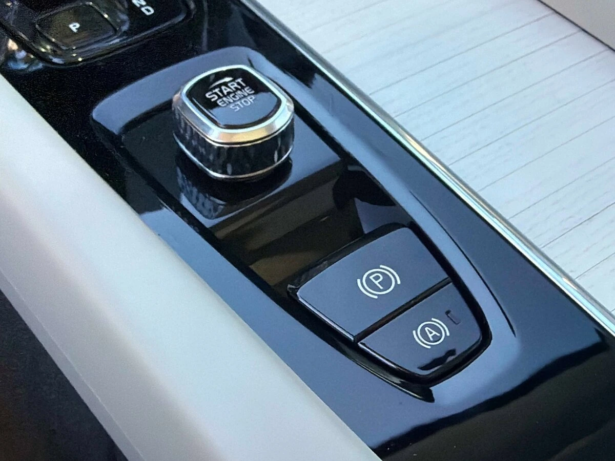 2026 Volvo - image 25