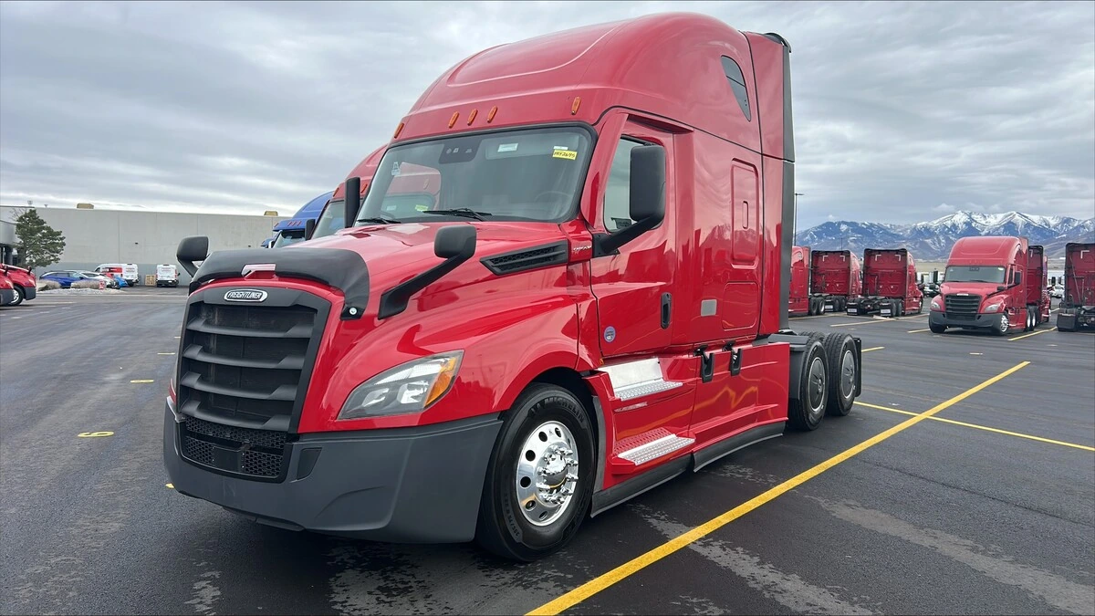 2022 Freightliner Cascadia - image 1