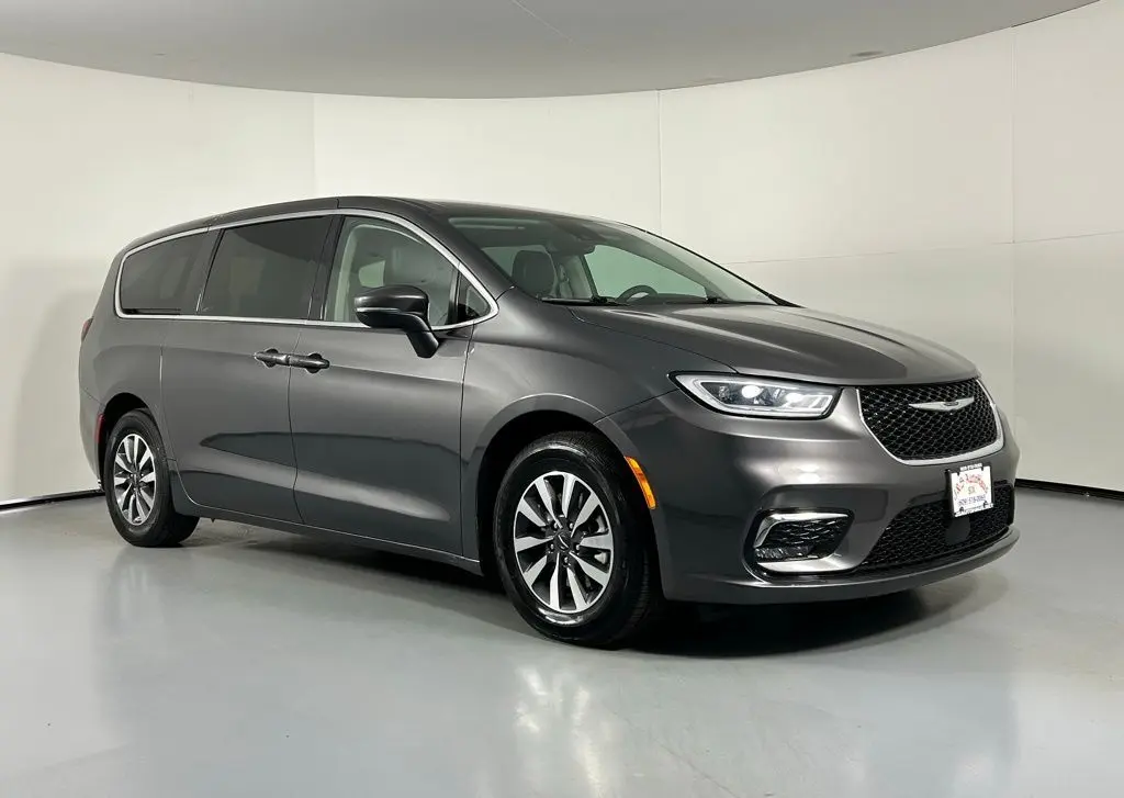 2023 Chrysler Pacifica Hybrid Touring L's photo