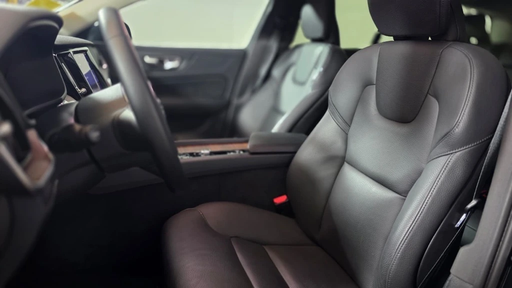 2025 Volvo - image 18