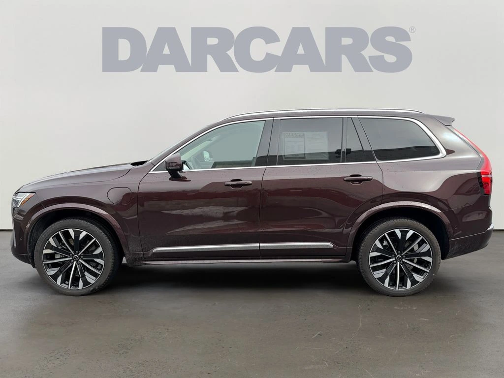 2025 Volvo - image 4