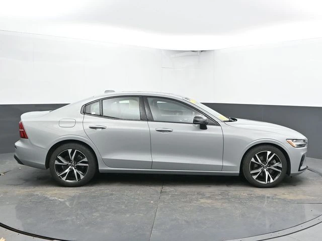 2025 Volvo - image 11