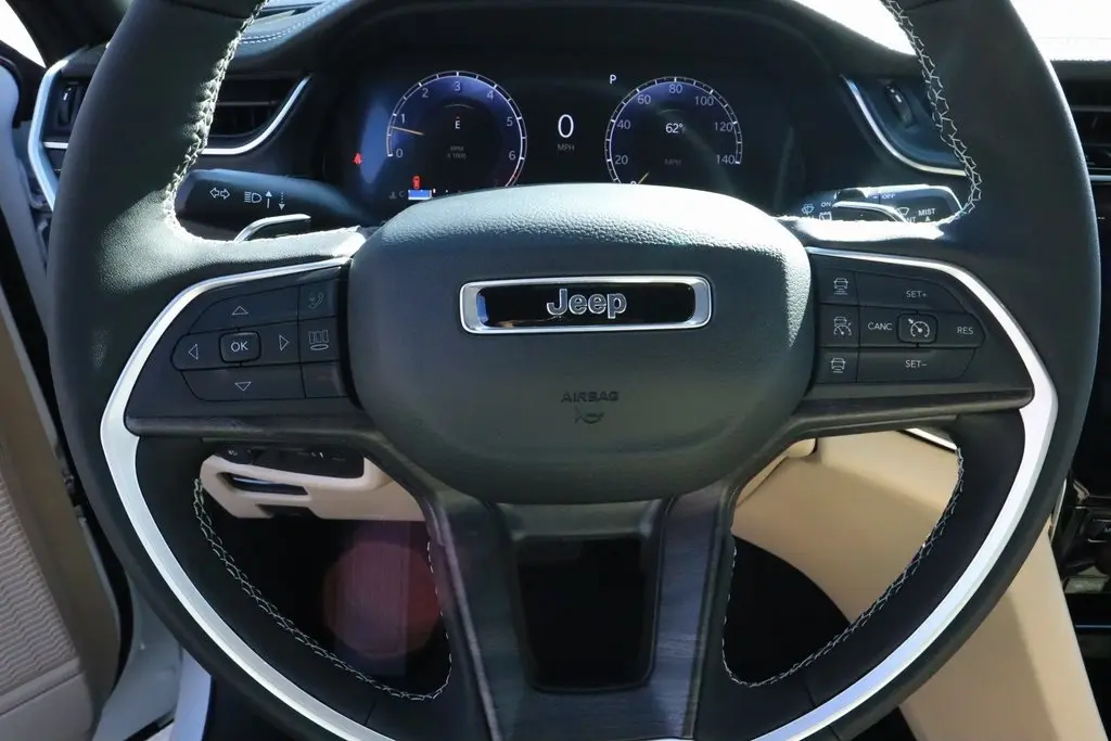 2025 Jeep Grand Cherokee Limited photo 4