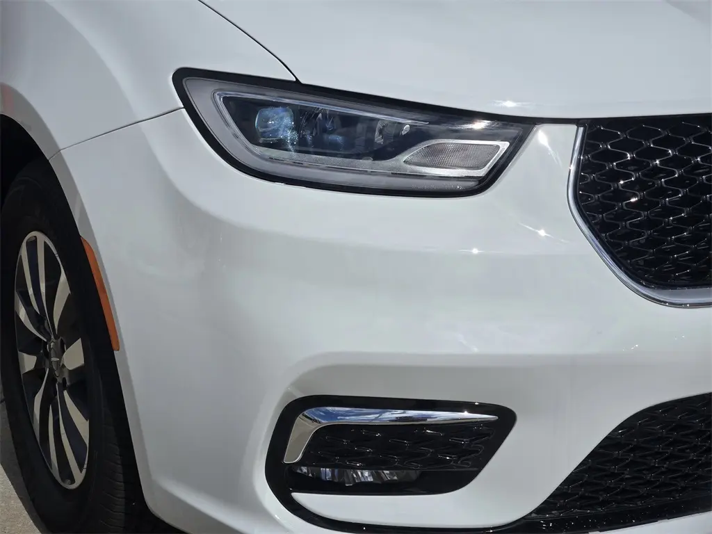 2024 Chrysler Pacifica Hybrid photo 9
