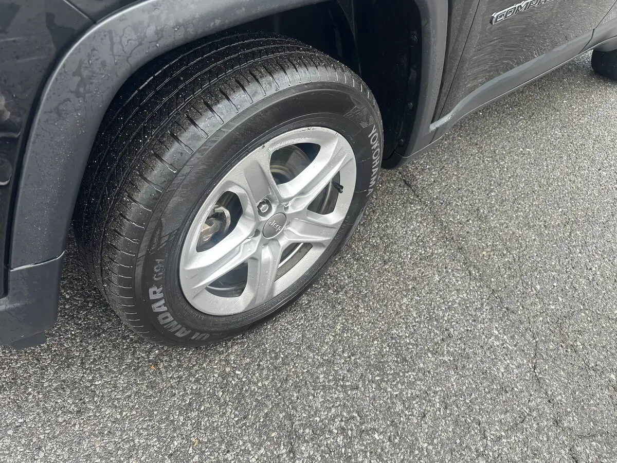 2023 Jeep Compass Latitude photo 3