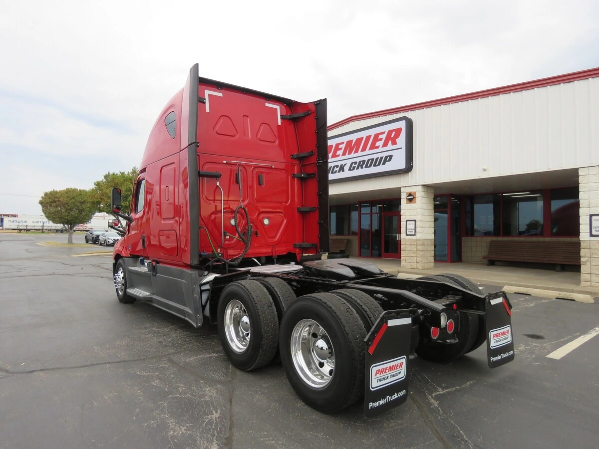 2023 Freightliner Cascadia — photo 3