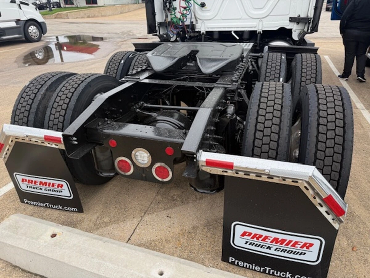 2025 Freightliner Cascadia - image 9