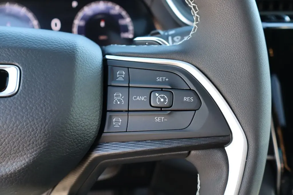 2024 Jeep Grand Cherokee Laredo photo 13