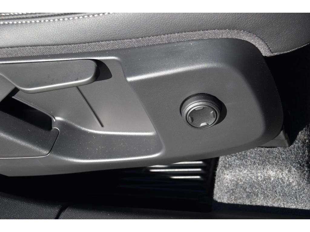 2025 Volvo - image 32