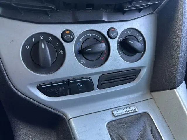 2014 Ford Focus SE photo 25