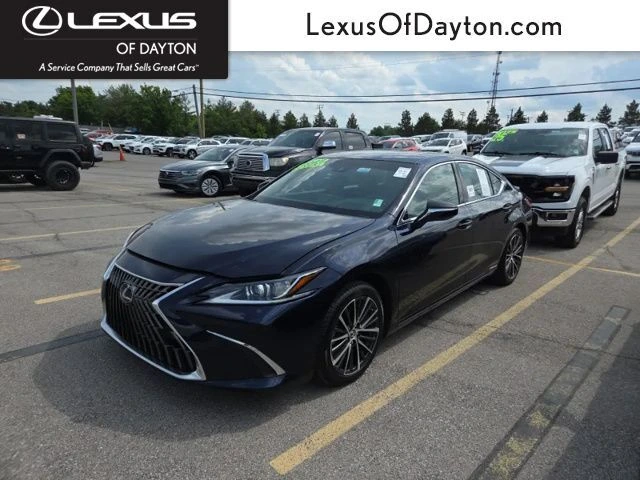 2022 Lexus ES 300h 300h's photo