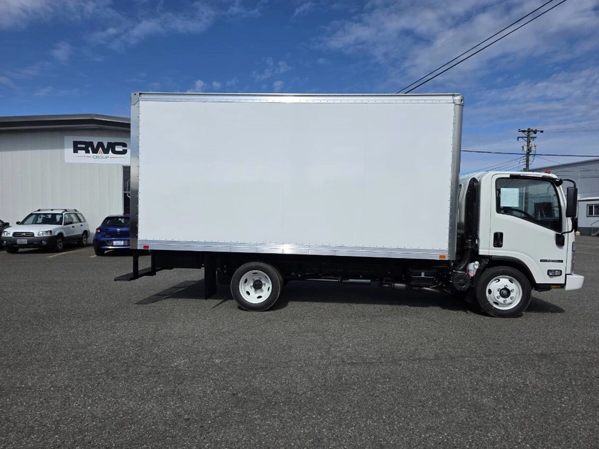 2026 Isuzu NPR — photo 4
