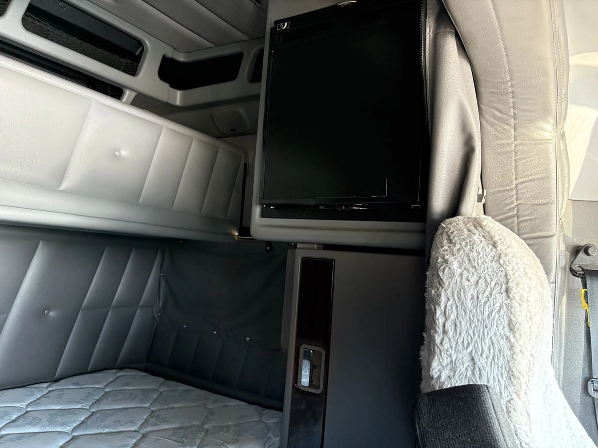 2018 Peterbilt 389 - image 15