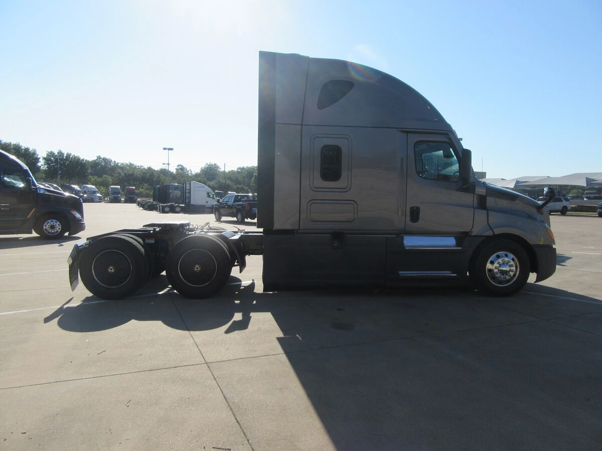 2021 Freightliner Cascadia — photo 5