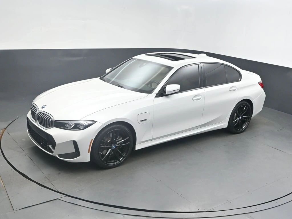 2023 BMW 3 Series 330e's photo