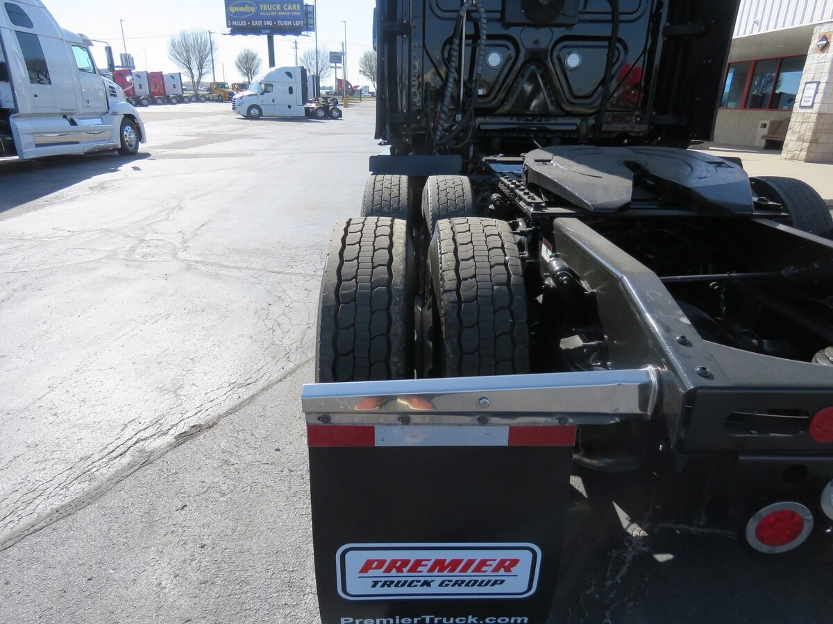 2022 Freightliner Cascadia - image 4