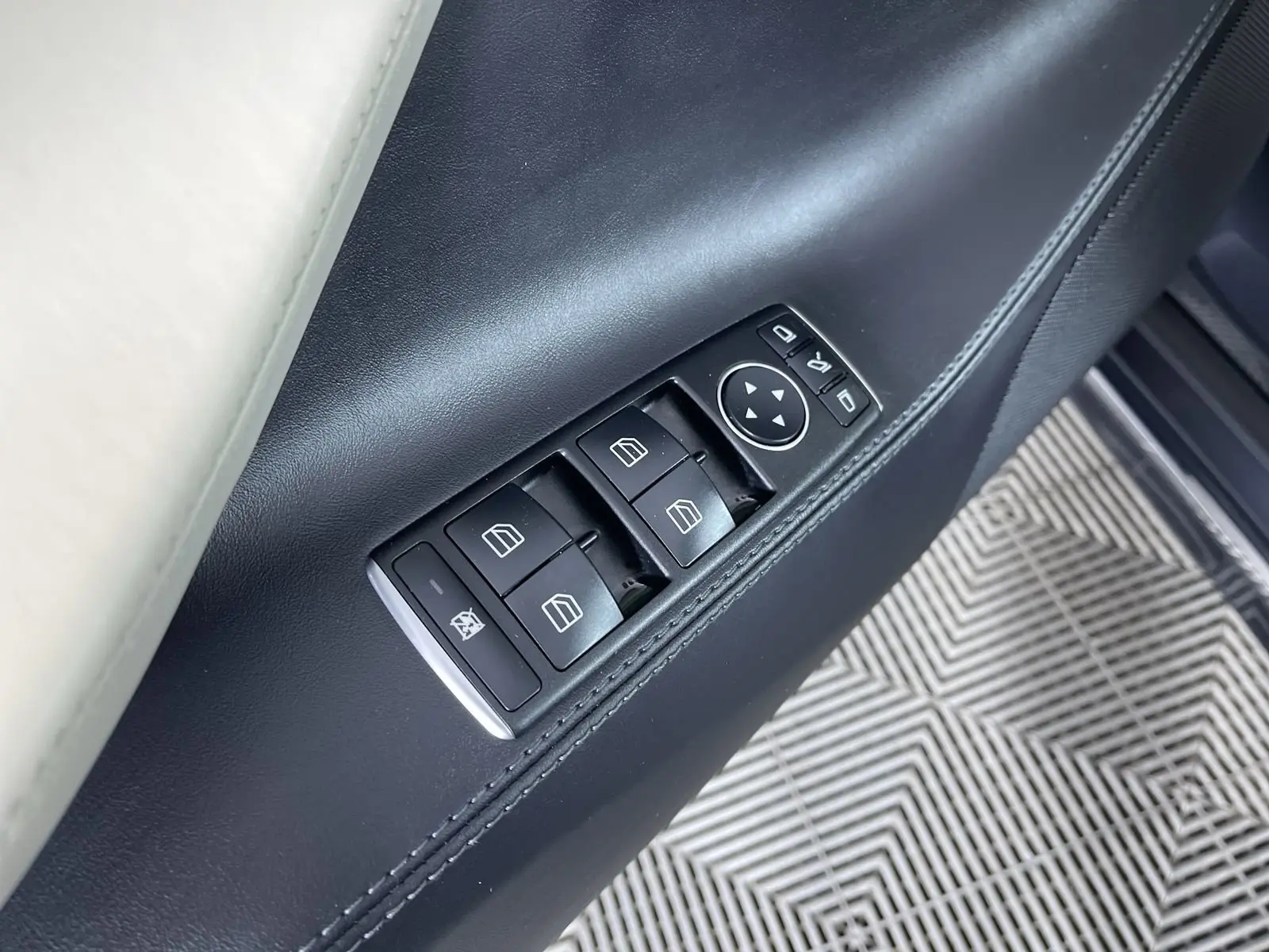 2021 Tesla Model S Long Range Plus photo 12