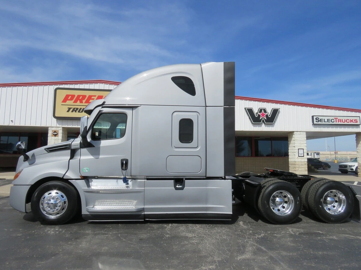 2022 Freightliner Cascadia - image 2