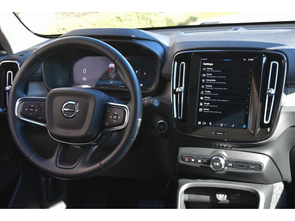 2025 Volvo - image 19