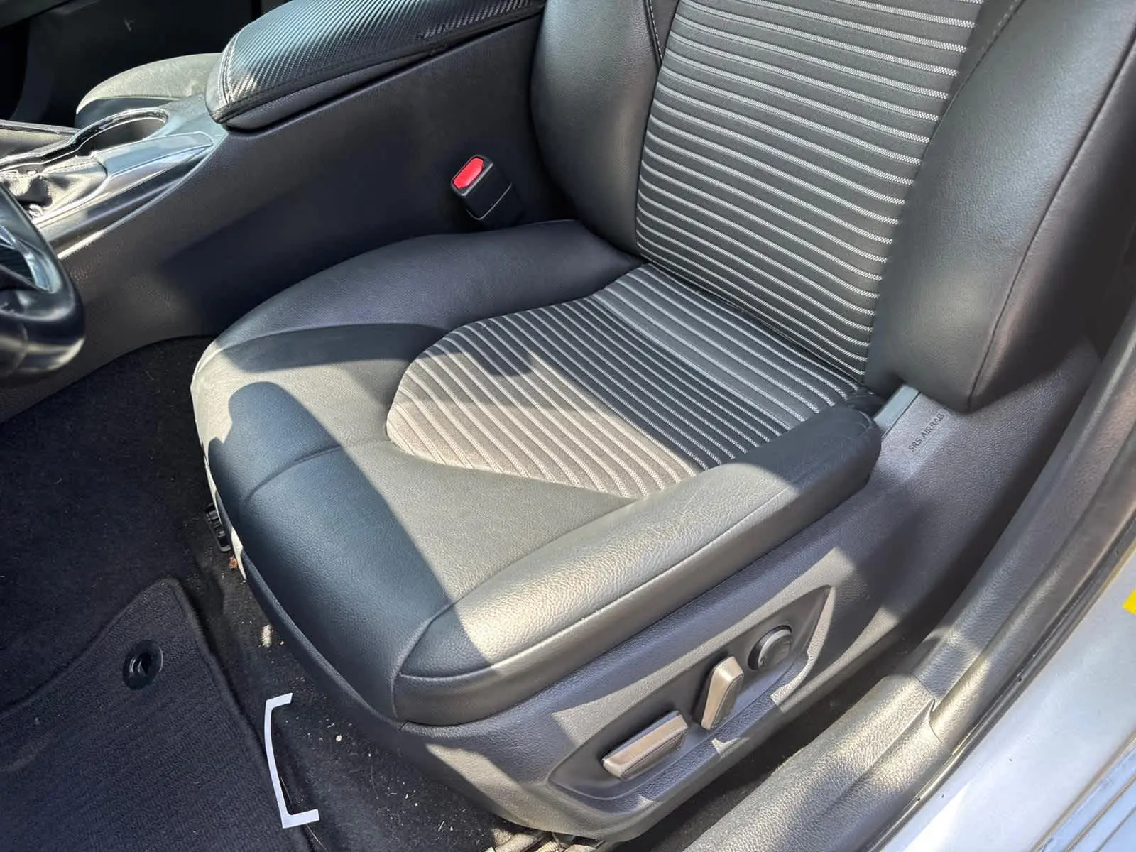 2020 Toyota Camry SE photo 15