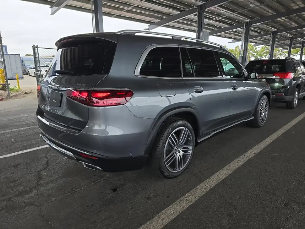 2024 Mercedes Benz GLS 450 4MATIC photo 2