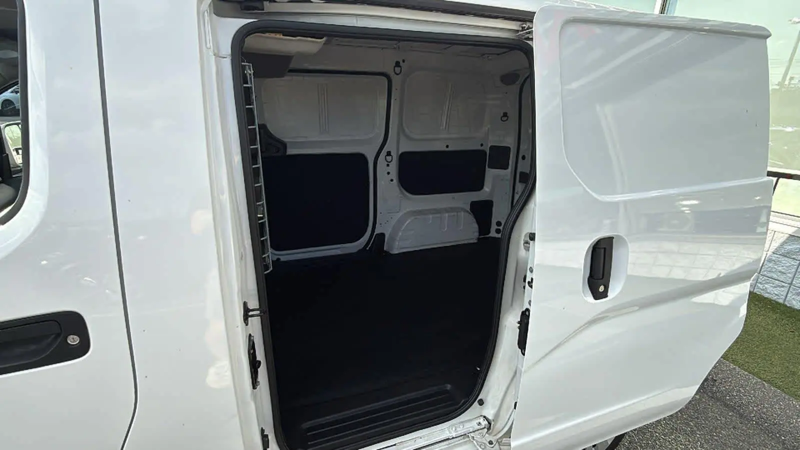 2020 Nissan NV200 SV photo 18