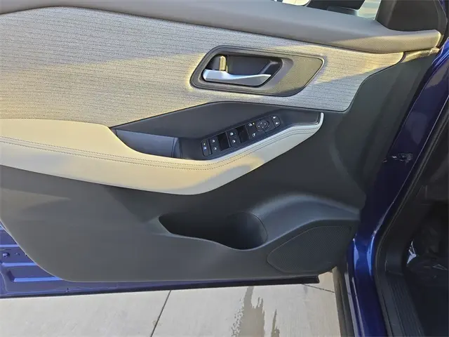 2023 Nissan Rogue SV photo 11