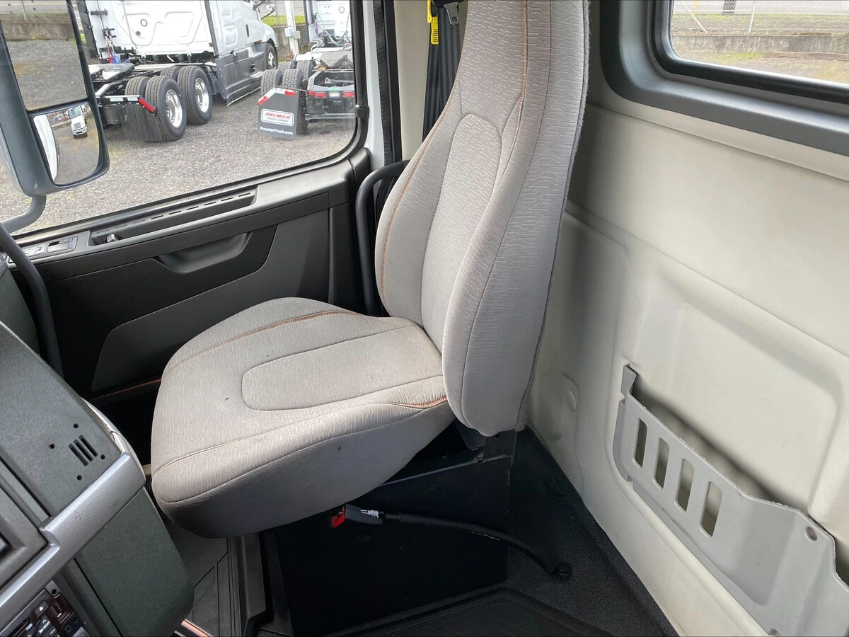 2018 Volvo VNL 860 - image 12