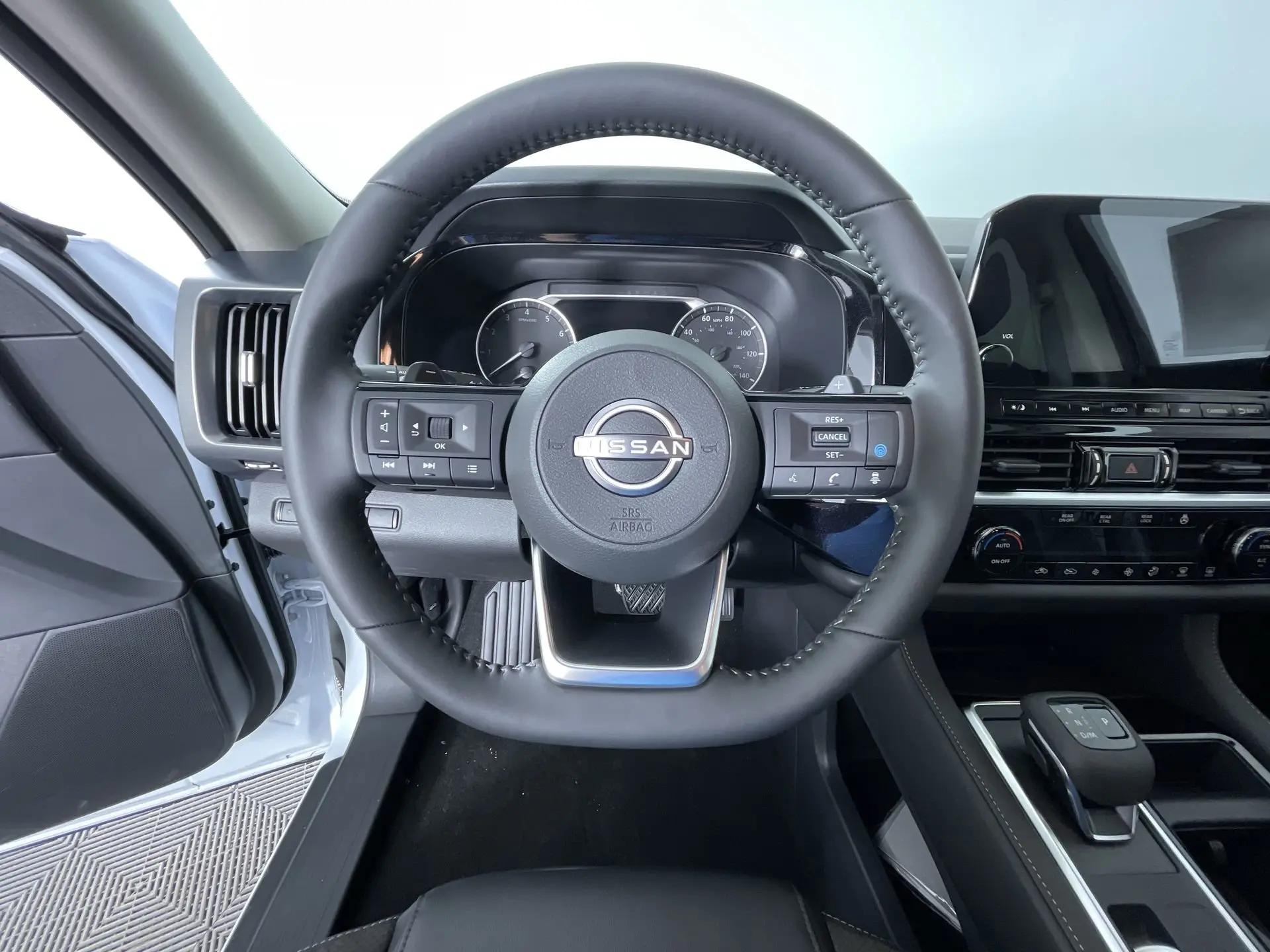 2025 Nissan Pathfinder SL photo 14