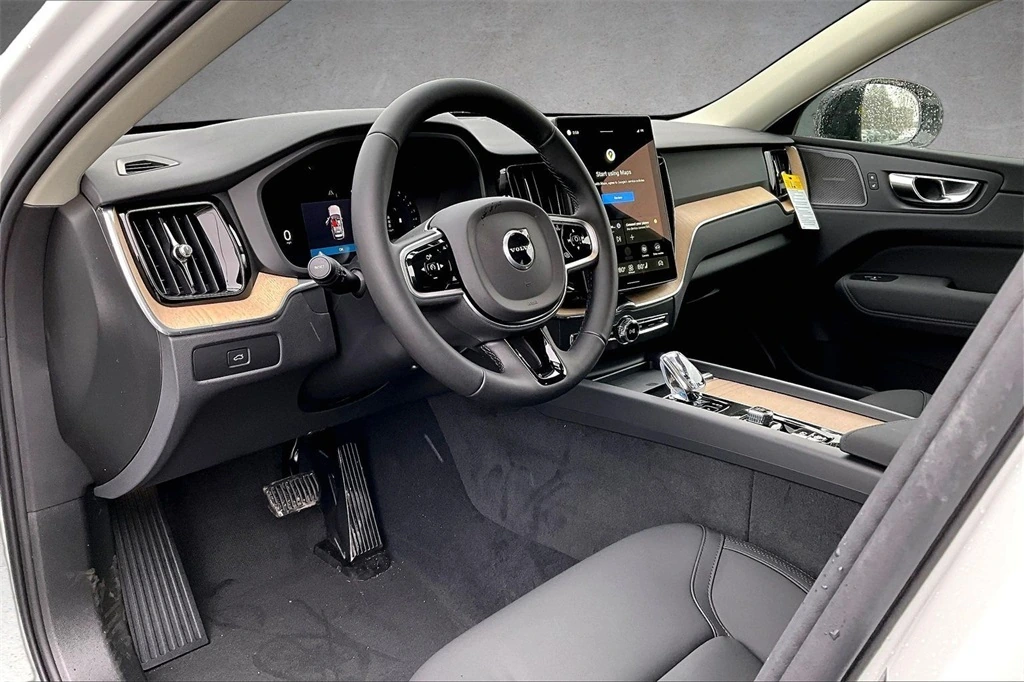2026 Volvo - image 7