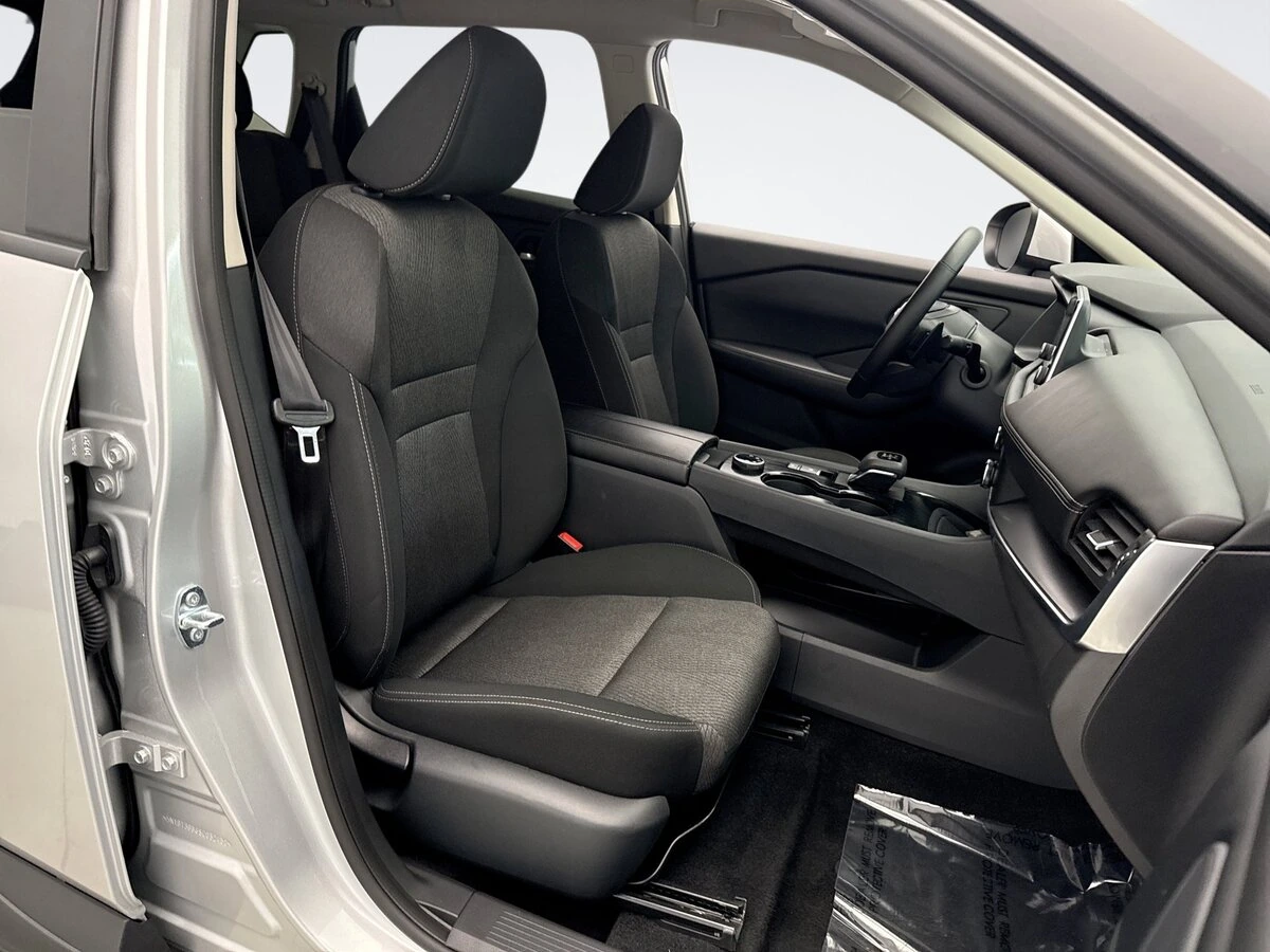 2025 Nissan Rogue SV - Photo 16
