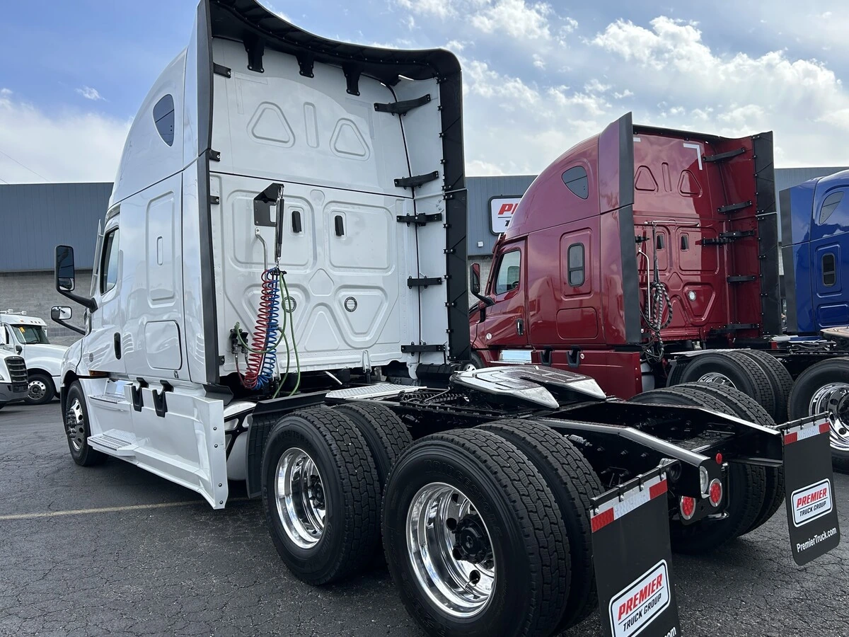 2024 Freightliner Cascadia - image 3