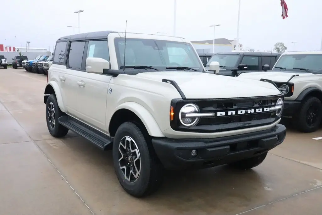 2025 Ford Bronco 4-Door Outer Banks's photo