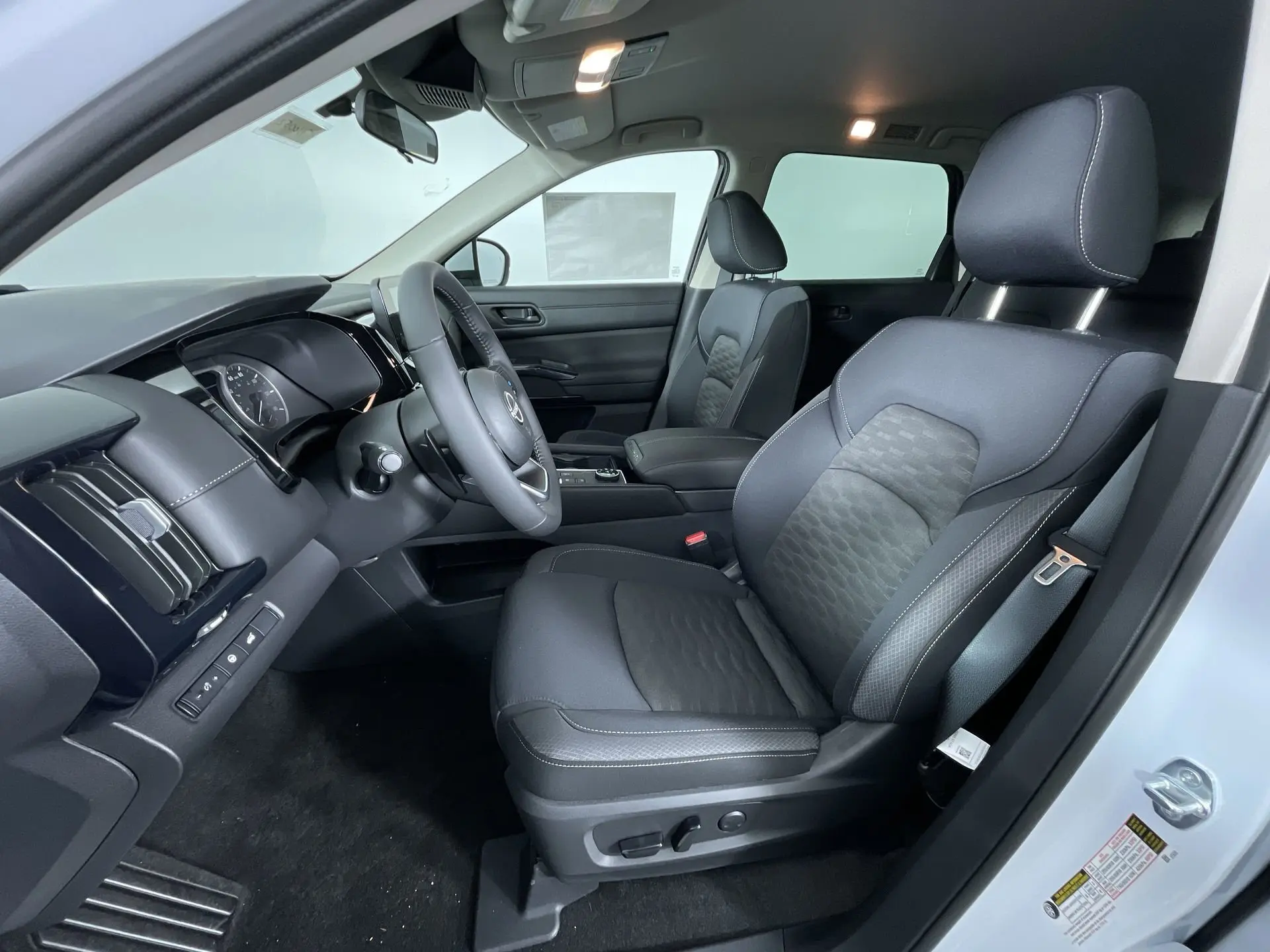 2025 Nissan Pathfinder SV photo 12
