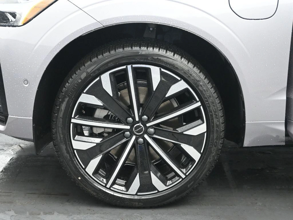 2026 Volvo - image 28