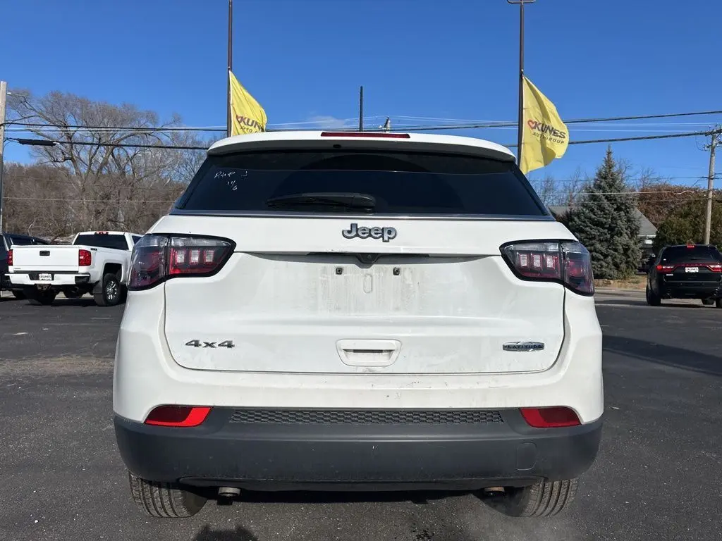 2023 Jeep Compass Latitude photo 3