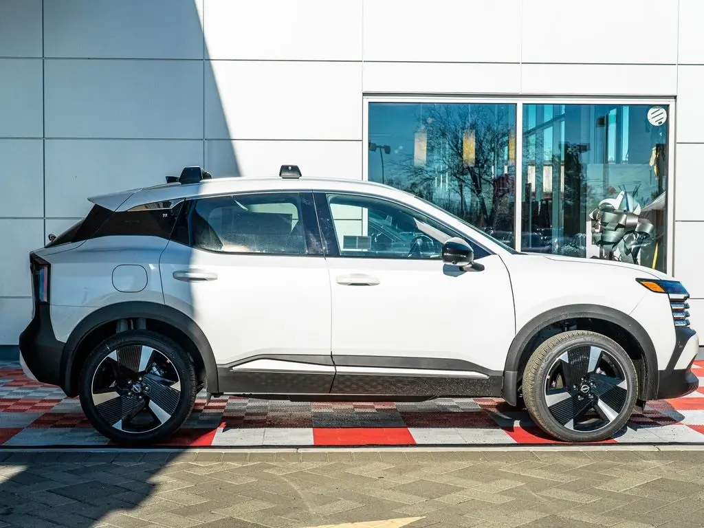 2026 Nissan Kicks SR photo 4