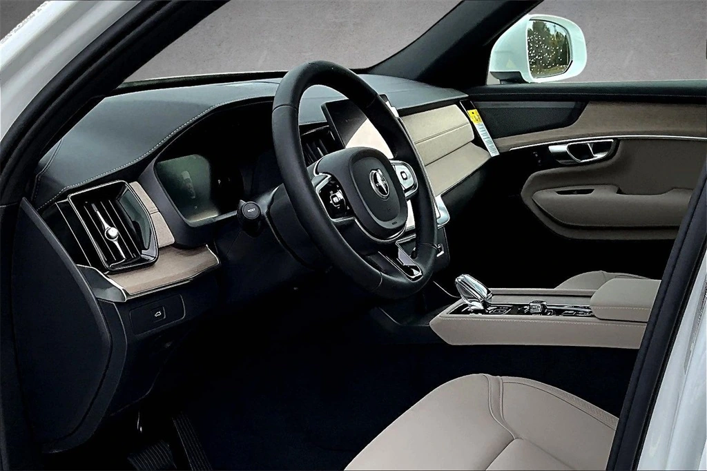 2026 Volvo - image 7