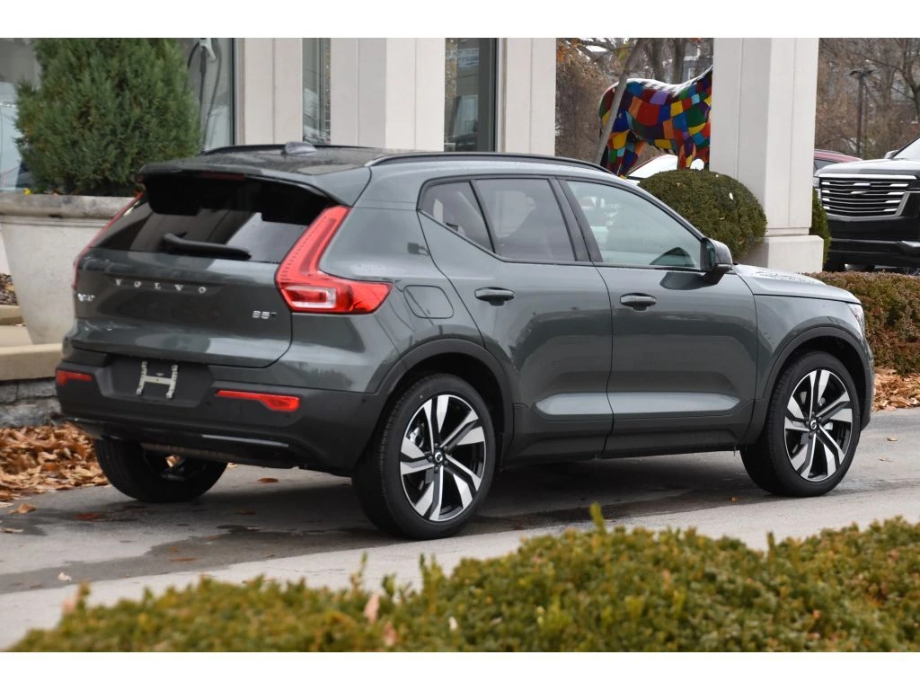 2026 Volvo - image 4