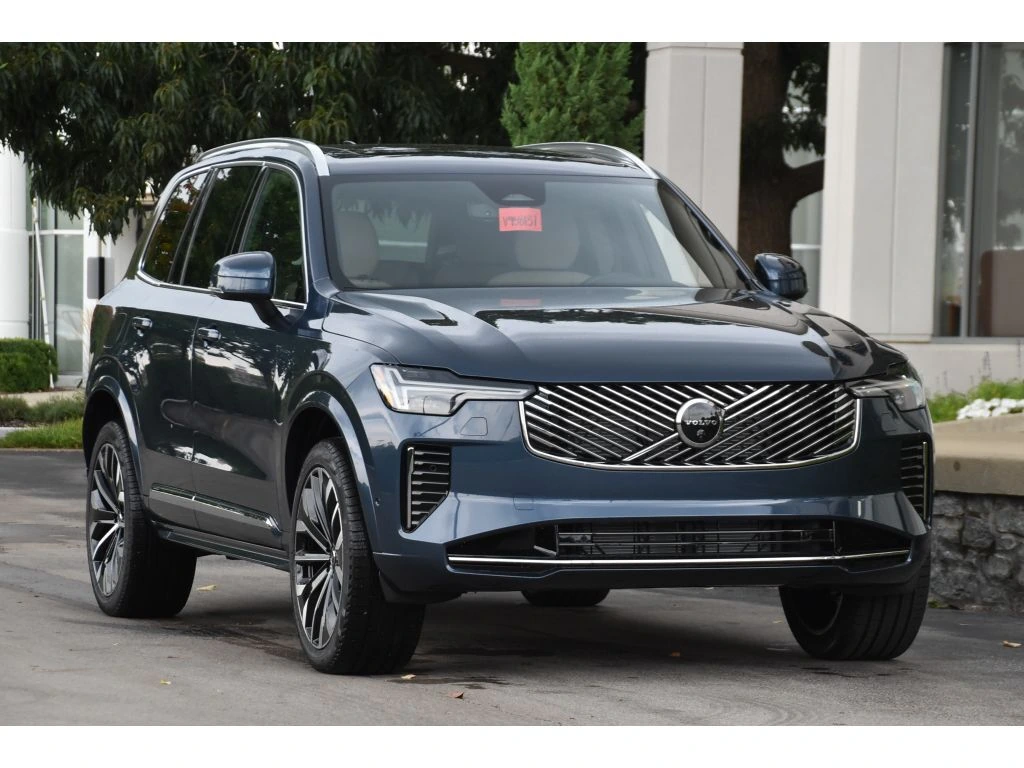 2026 Volvo - image 8