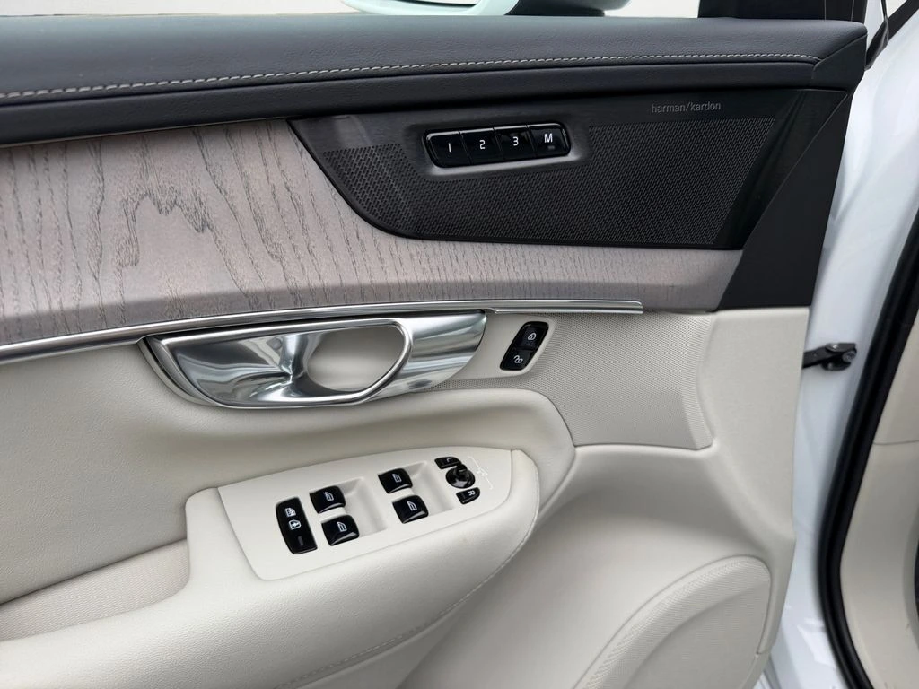 2025 Volvo - image 15