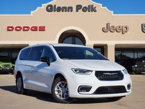 New 2026 Chrysler Pacifica Select