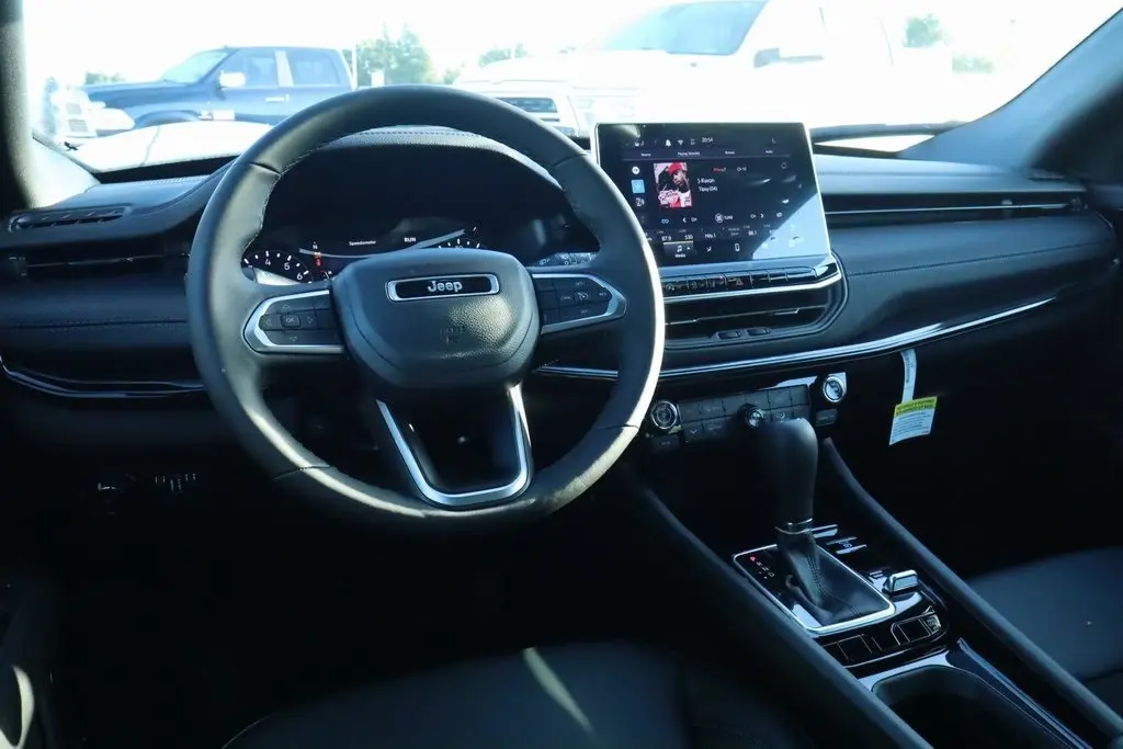 2026 Jeep Compass Latitude photo 2