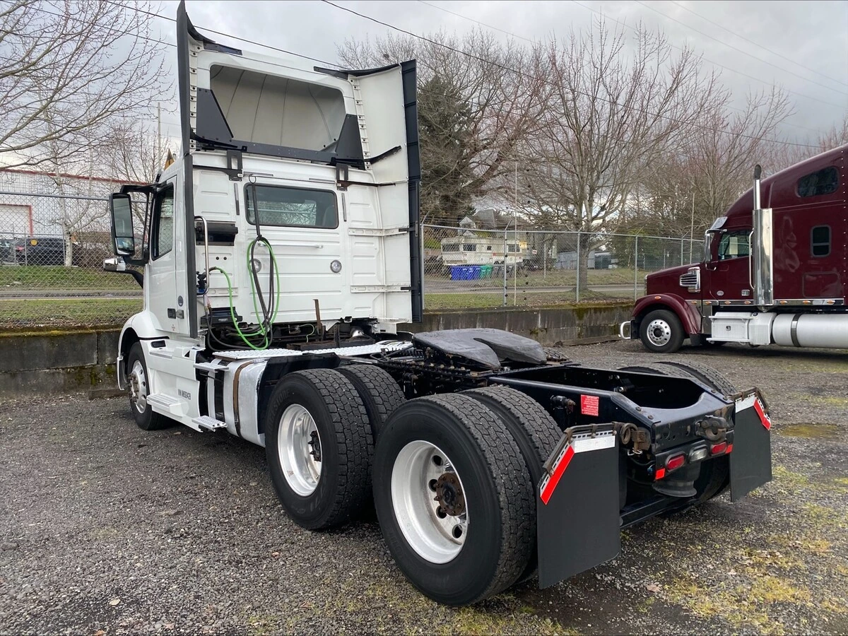 2019 Volvo VNL 860 - image 2