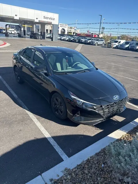 2023 Hyundai Elantra SEL photo 2