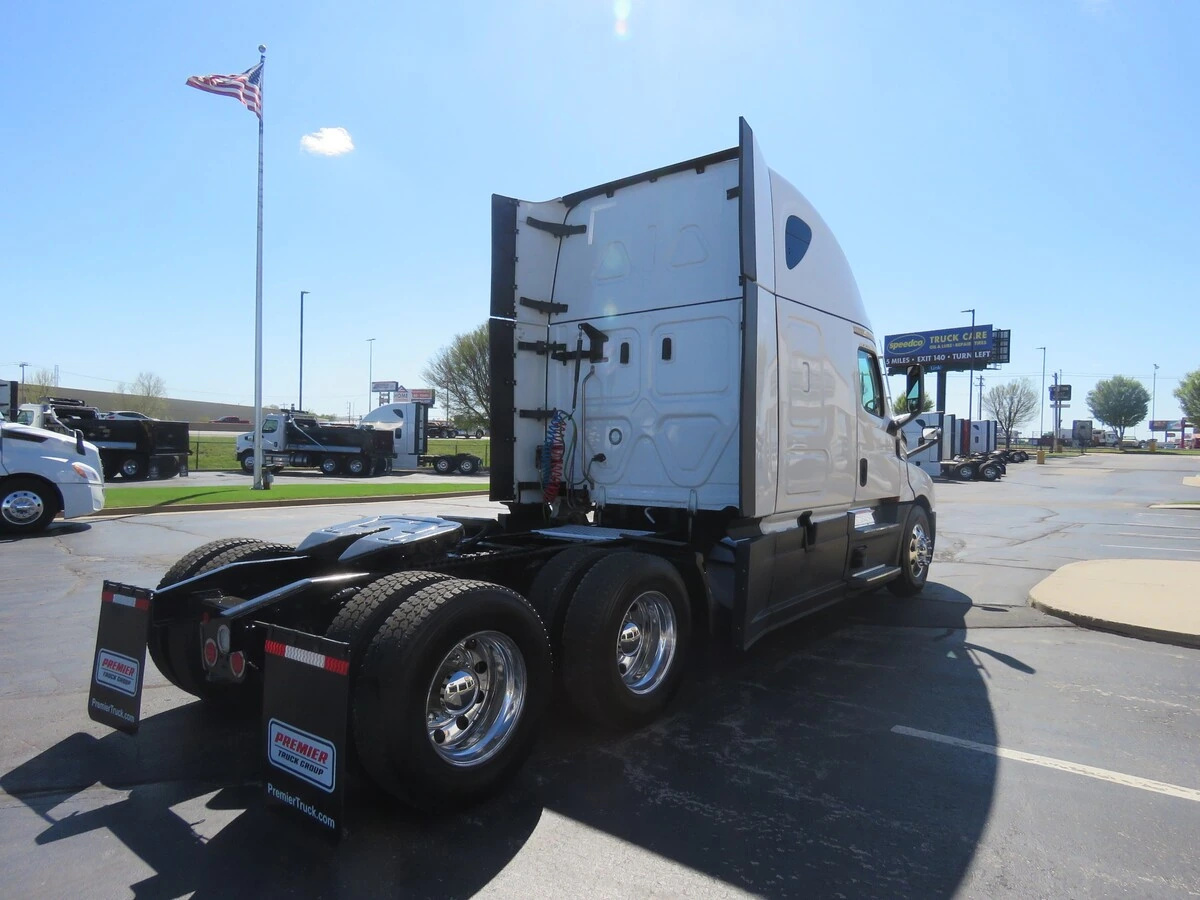 2024 Freightliner Cascadia - image 7