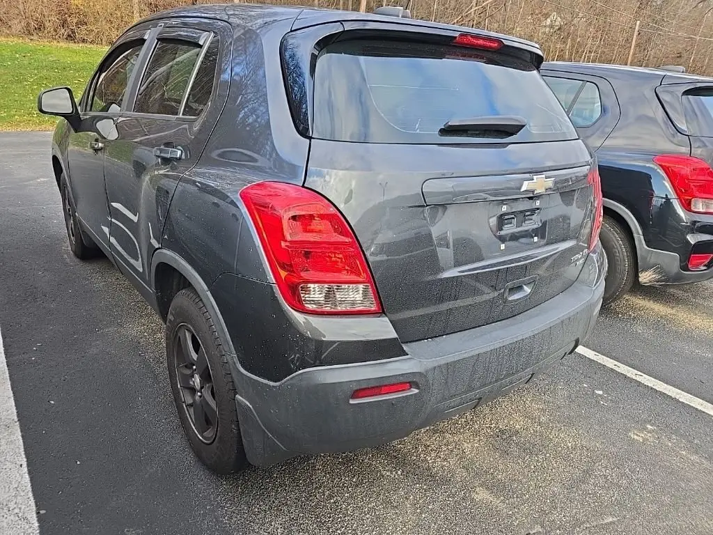 2019 Chevrolet Trax LS photo 2